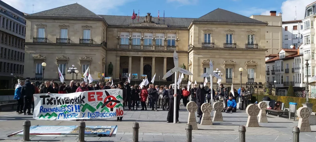 Concentración de este sábado frente a la Diputación de Álava. Foto: Arabako Mendiak Aske
