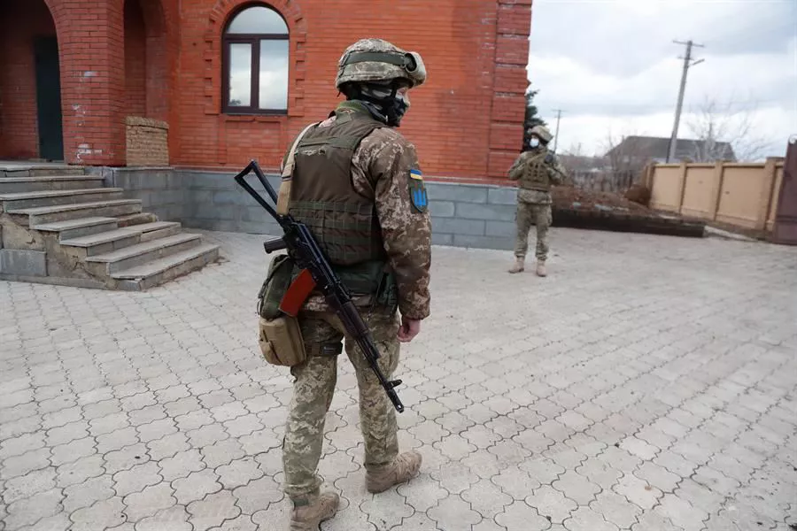 Militares ucranianos en la ciudad de Svitlodarsk (Ucrania), ayer. Foto: EFE.