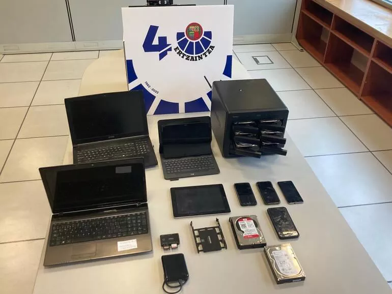 La Ertzaintza ha ocupado 18 dispositivos electrónicos de almacenamiento digital. Foto: Irekia