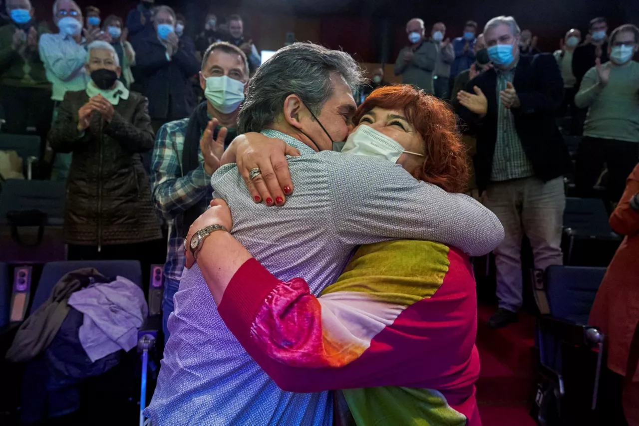 El anterior presidente de EA, Peio Urizar, abraza a Eba Blanco. Foto: EFE