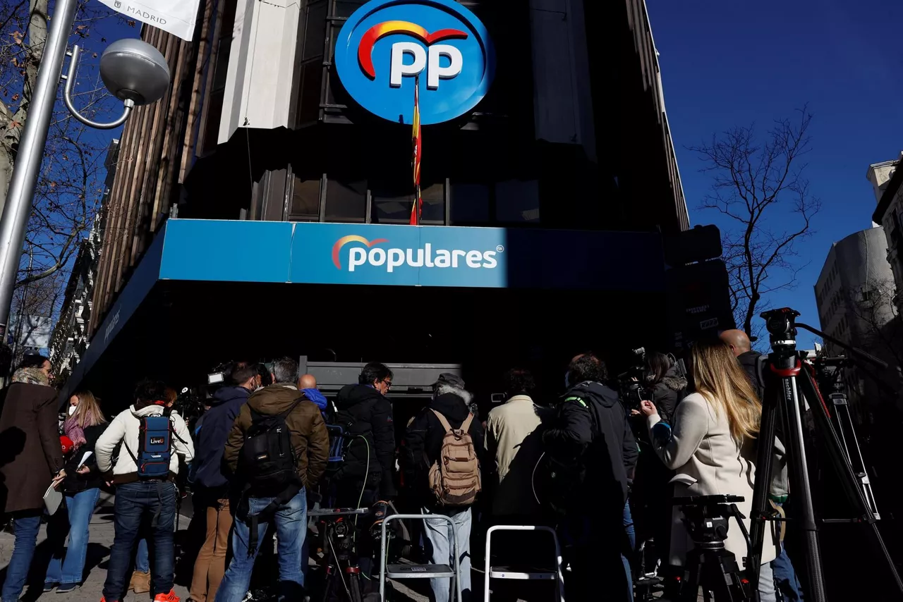 PPren Madrilgo egoitzaren kanpoaldea. Argazkia: EFE