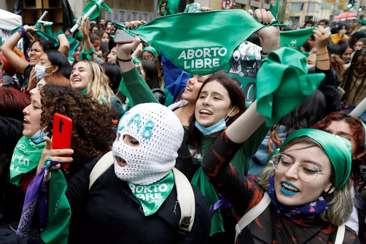 Emakumeak abortuaren despenalizazioa ospatzen. Argazkia: EFE.