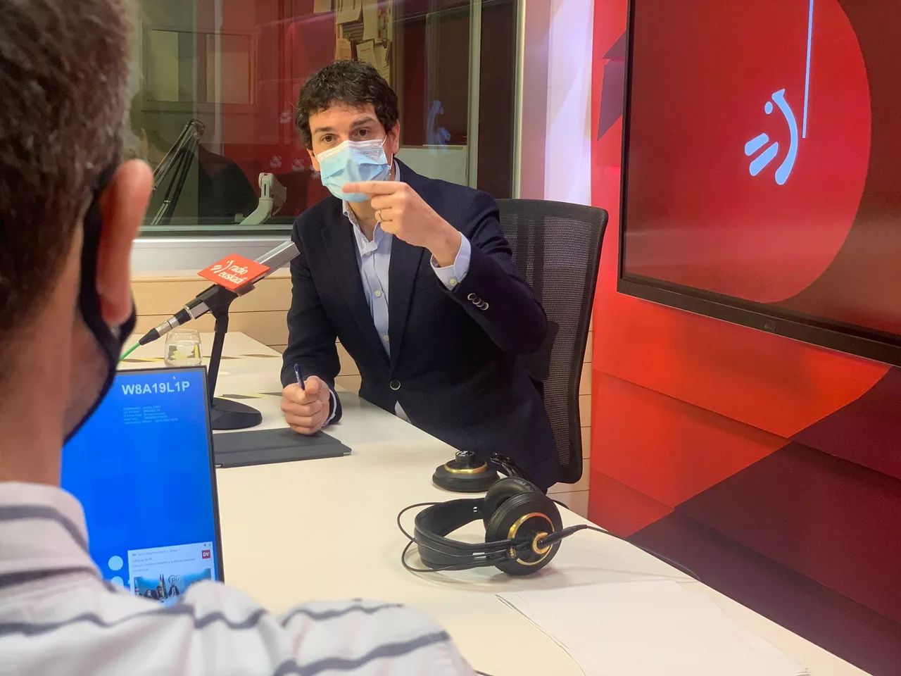 El diputado general de Bizkaia, Unai Rementeria, ante los micrófonos de Radio Euskadi
