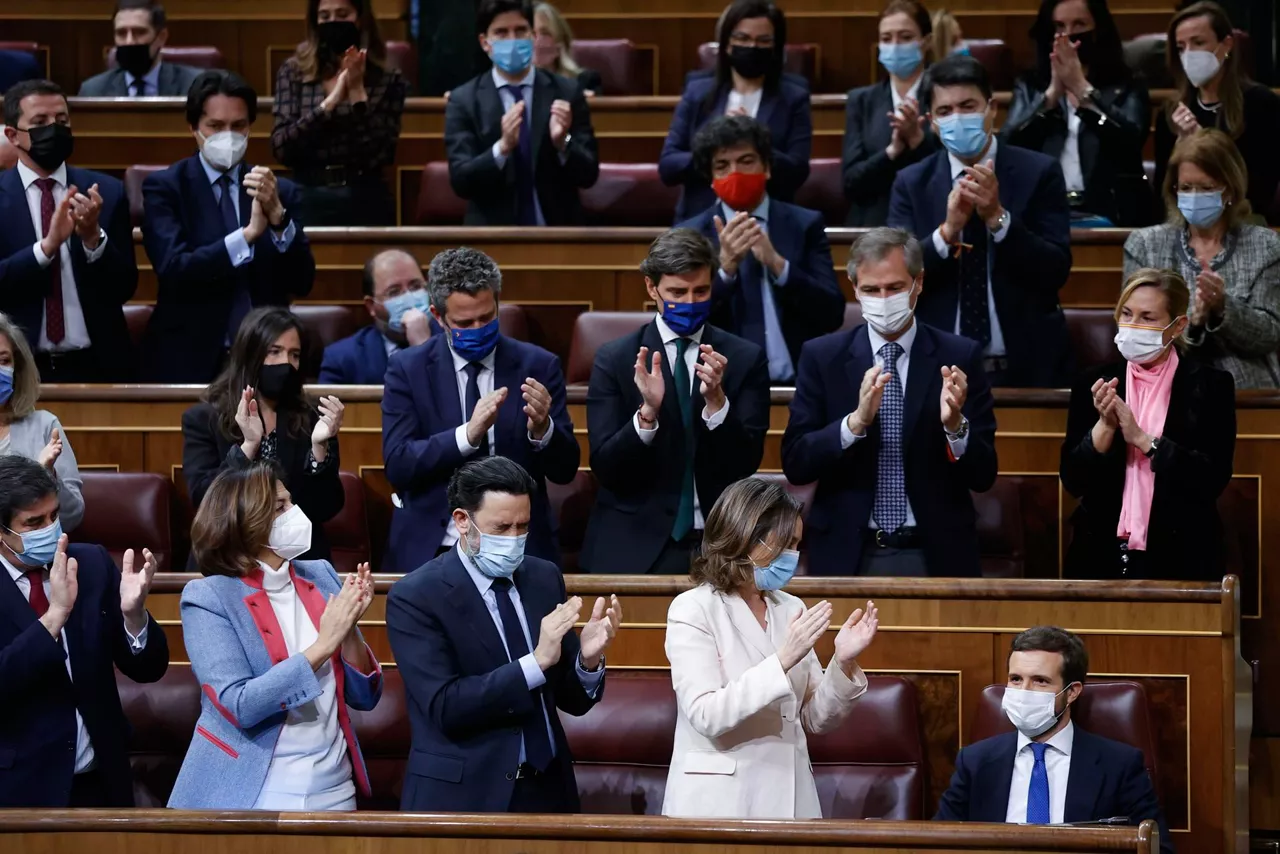 Aplausos para Pablo Casado. Foto: EFE.