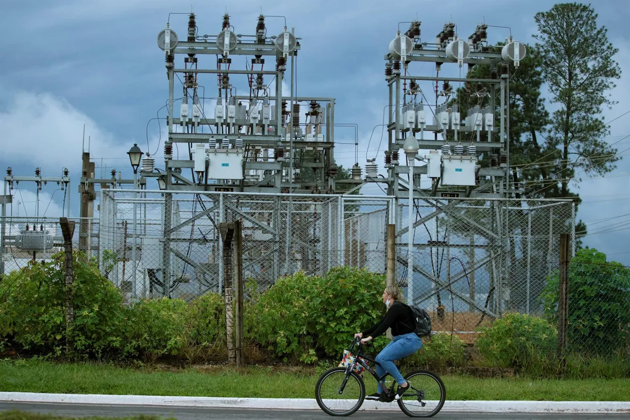 Fotografía de líneas de transmisión de energía.