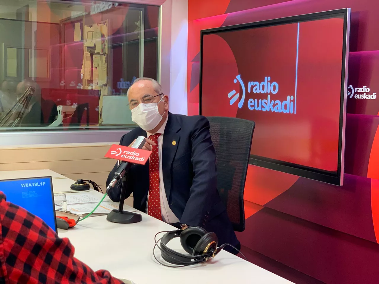 El consejero de Vivienda y Transportes Iñaki Arriola ante los micrófonos de Radio Euskadi.