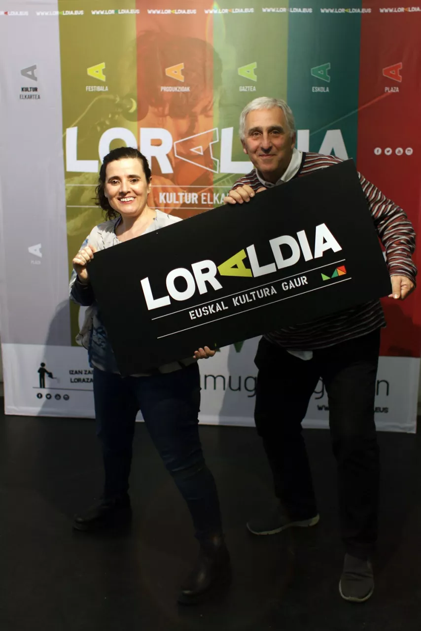 Amaia Ocerin Loraldiaren komunikazio arduraduna eta Imanol Agirre zuzendari artistikoa