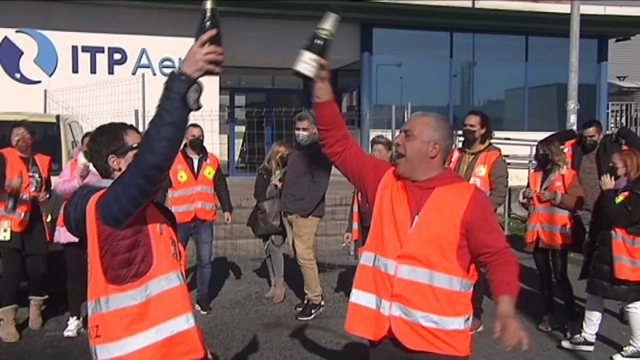 Langileak erabakia ospatzen. EITB Mediaren bideo batetik ateratako irudia.