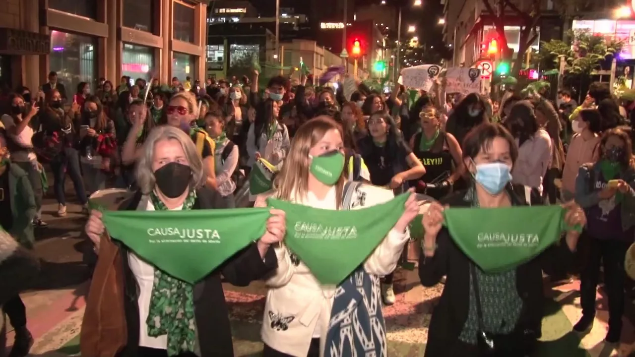 Mujeres celebran la decisión. Imagen obtenida de un vídeo de EITB Media.