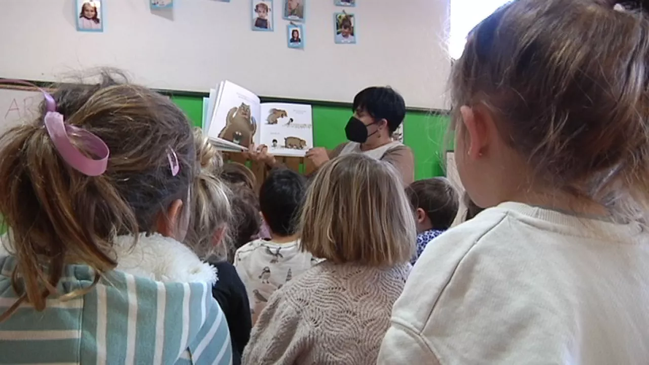 Irakasle bat ipuna kontatzen. EITB Mediaren bideo batetik ateratako irudia.