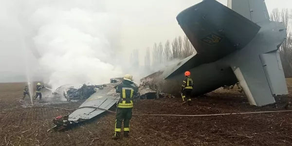 Un avión del Ejército ucraniano derribado. Foto: EFE