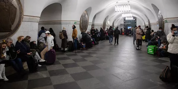 Cientos de personas pasan la noche en el metro de Kiev. EFE