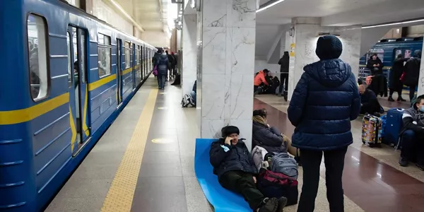 Cientos de personas pasan la noche en el metro de Kiev. EFE