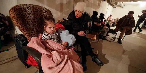 Miles de personas pasan la noche en los búnkeres de Kiev. EFE