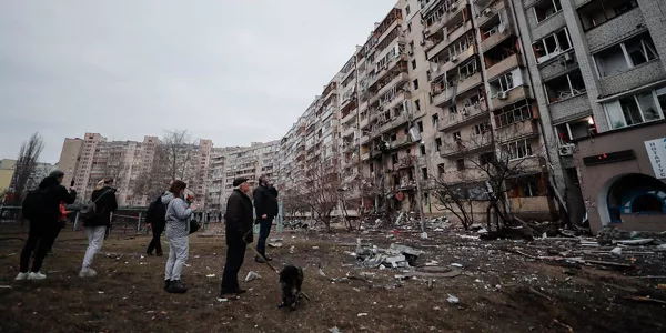 Edificio atacado anoche en Kiev. EFE