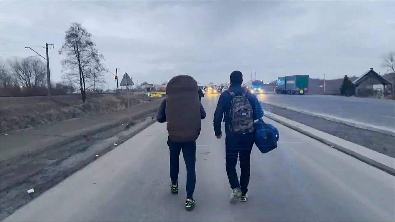 Ukrainar herritarrak, Kieverako bidean. EITB Mediaren bideo batetik ateratako argazkia.
