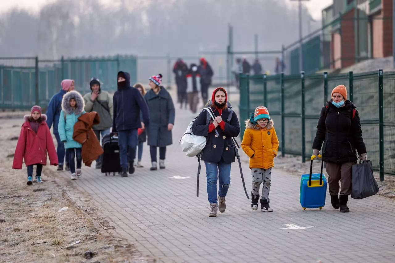 Ukrainako errefuxiatuak Poloniako muga zeharkatzen. Argazkia: EFE