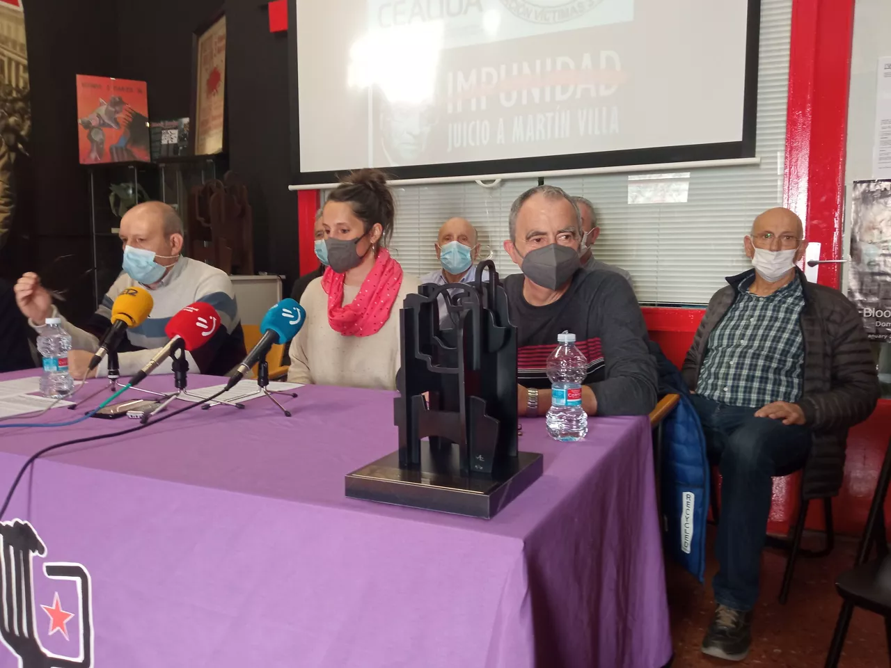 Miembros de la Asociación 3 de Marzo junto al abogado Jacinto Lara.
