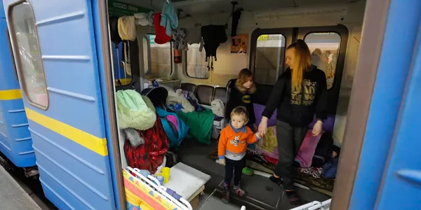 Varias personas hacinadas en un convoy del metro de la capital. Foto: EFE