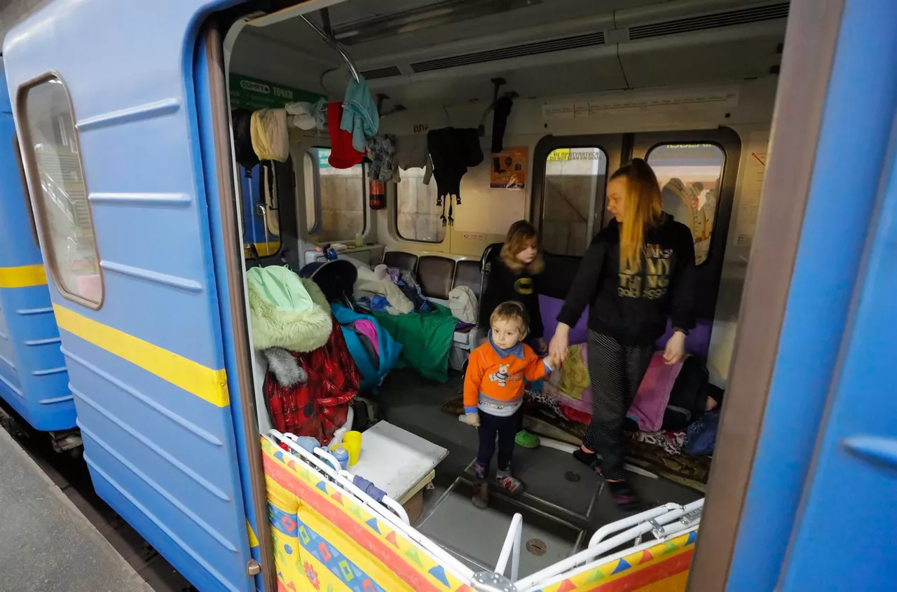 Varias personas hacinadas en un convoy del metro de la capital. Foto: EFE