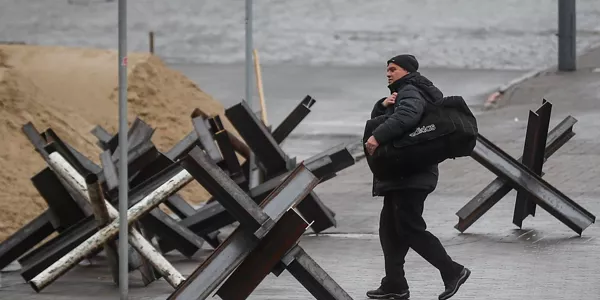 Un soldado camina entre unas barreras defensivas. Foto: EFE