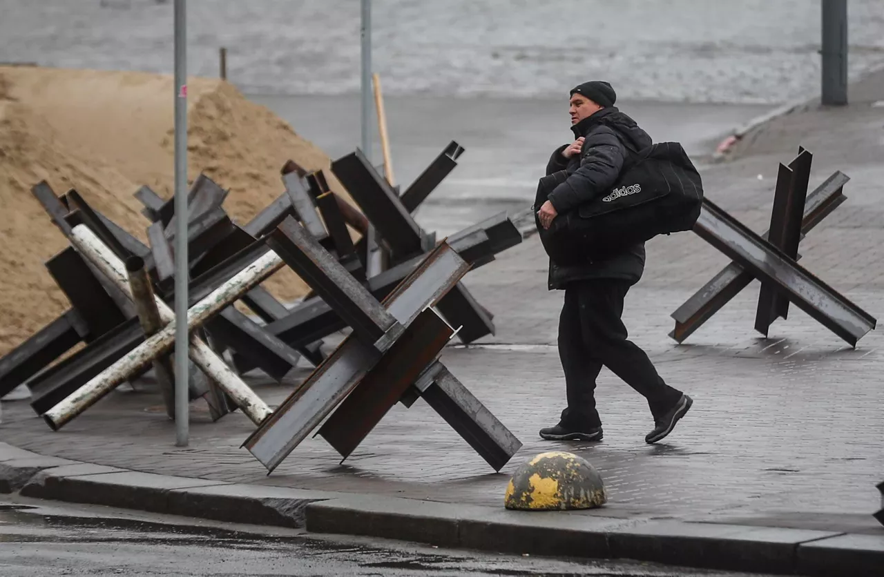 Un soldado camina entre unas barreras defensivas. Foto: EFE