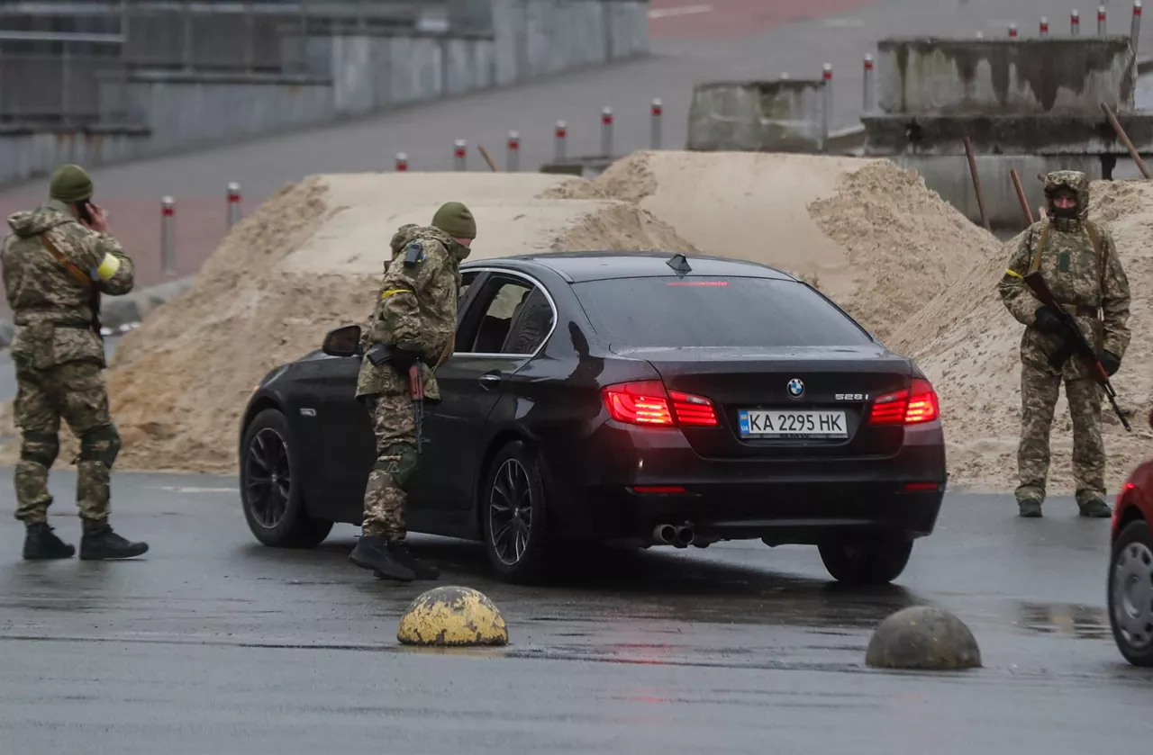 Soldados en un checkpoint en Kiev. Foto: EFE