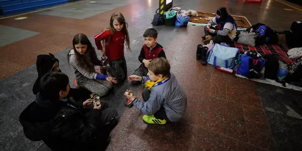 Varias personas hacinadas en el metro de la capital. Foto: EFE