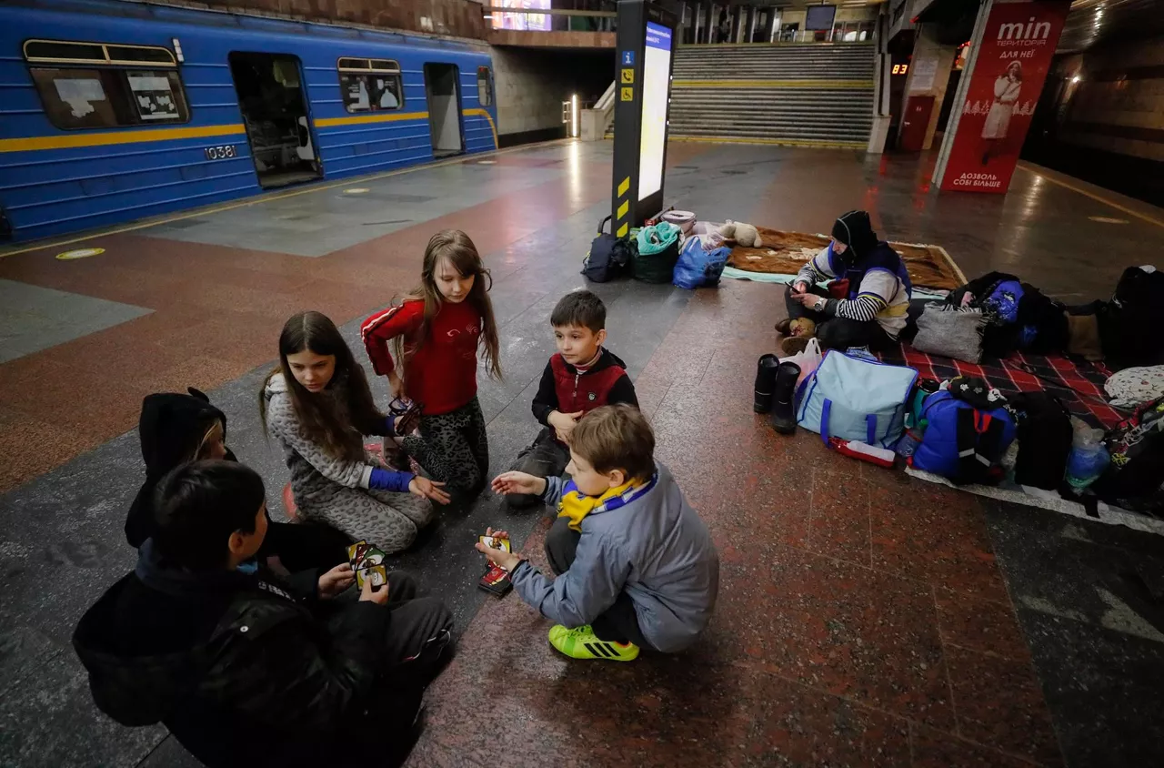 Varias personas hacinadas en el metro de la capital. Foto: EFE