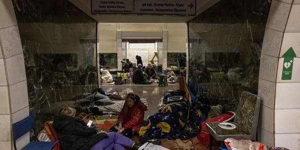 Varias personas hacinadas en el metro de la capital. Foto: EFE