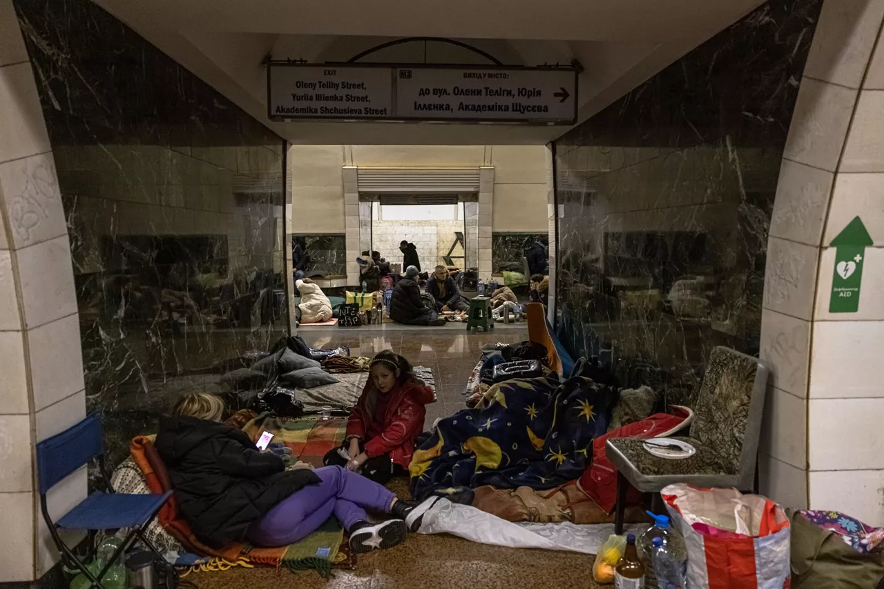 Varias personas hacinadas en el metro de la capital. Foto: EFE