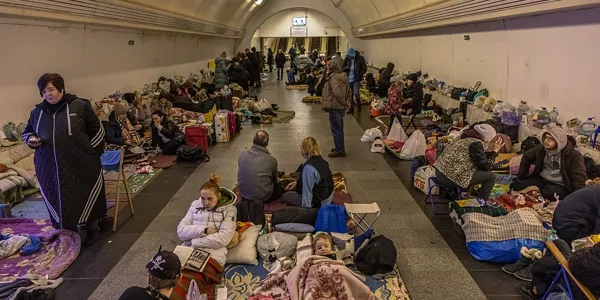 Varias personas hacinadas en el metro de la capital. Foto: EFE