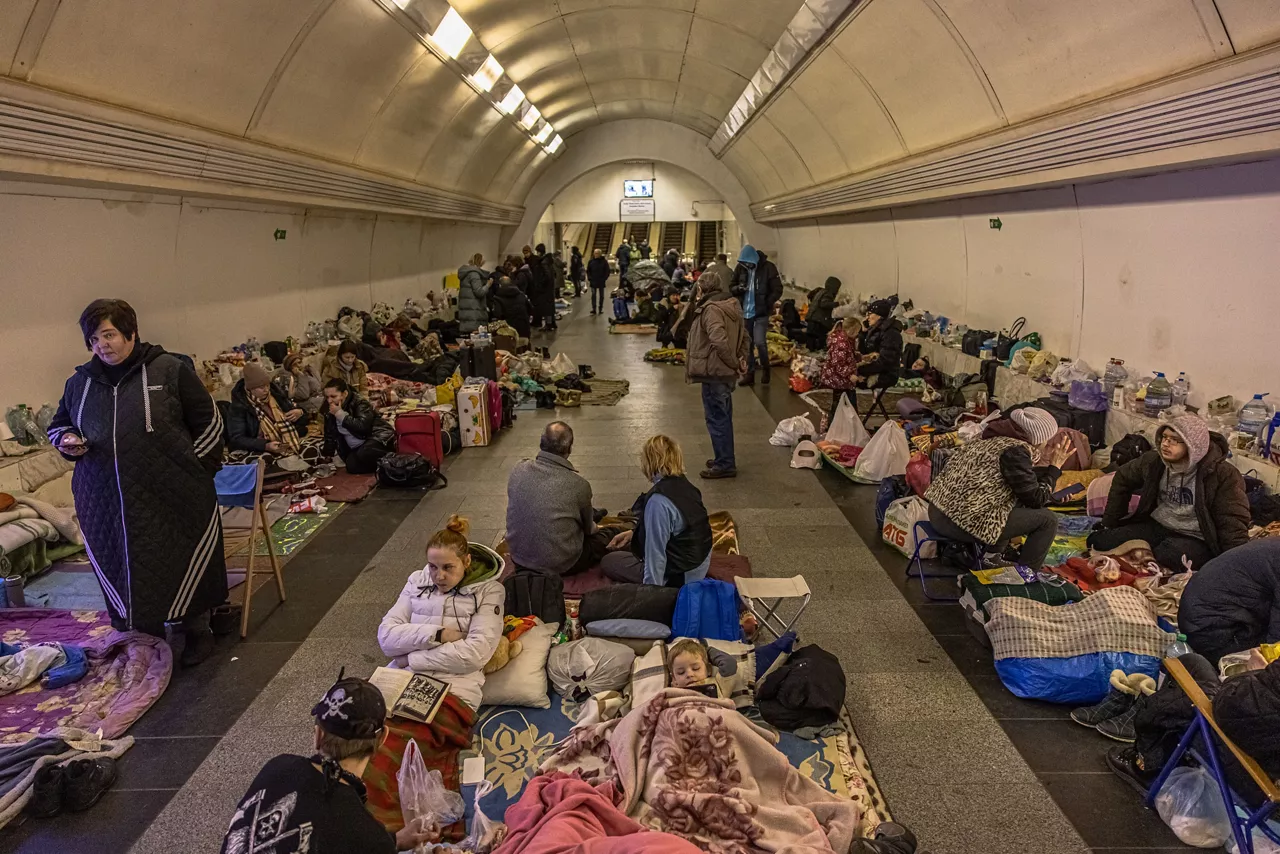 Varias personas hacinadas en el metro de la capital. Foto: EFE