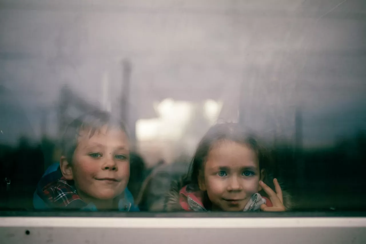 Un niño y una niña de Ucrania, en un tren polaco.