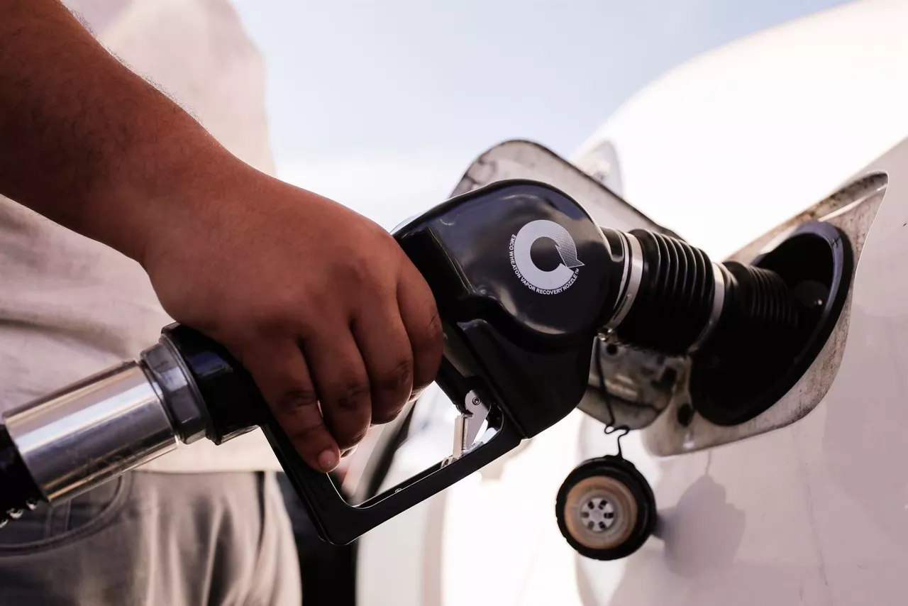 Llenado del tanque de un coche. Foto: EFE