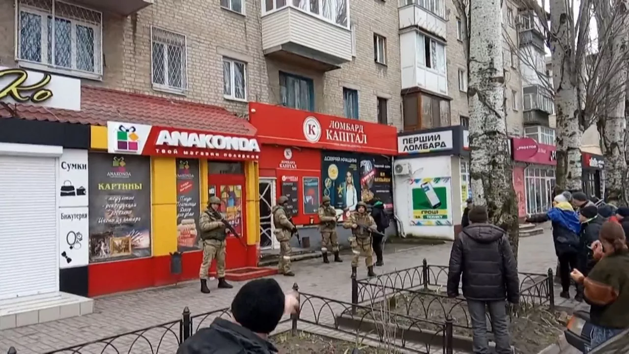 Vecinos de Melitopol gritando a las tropas rusas. Imagen obtenida de un vídeo de Agencias.