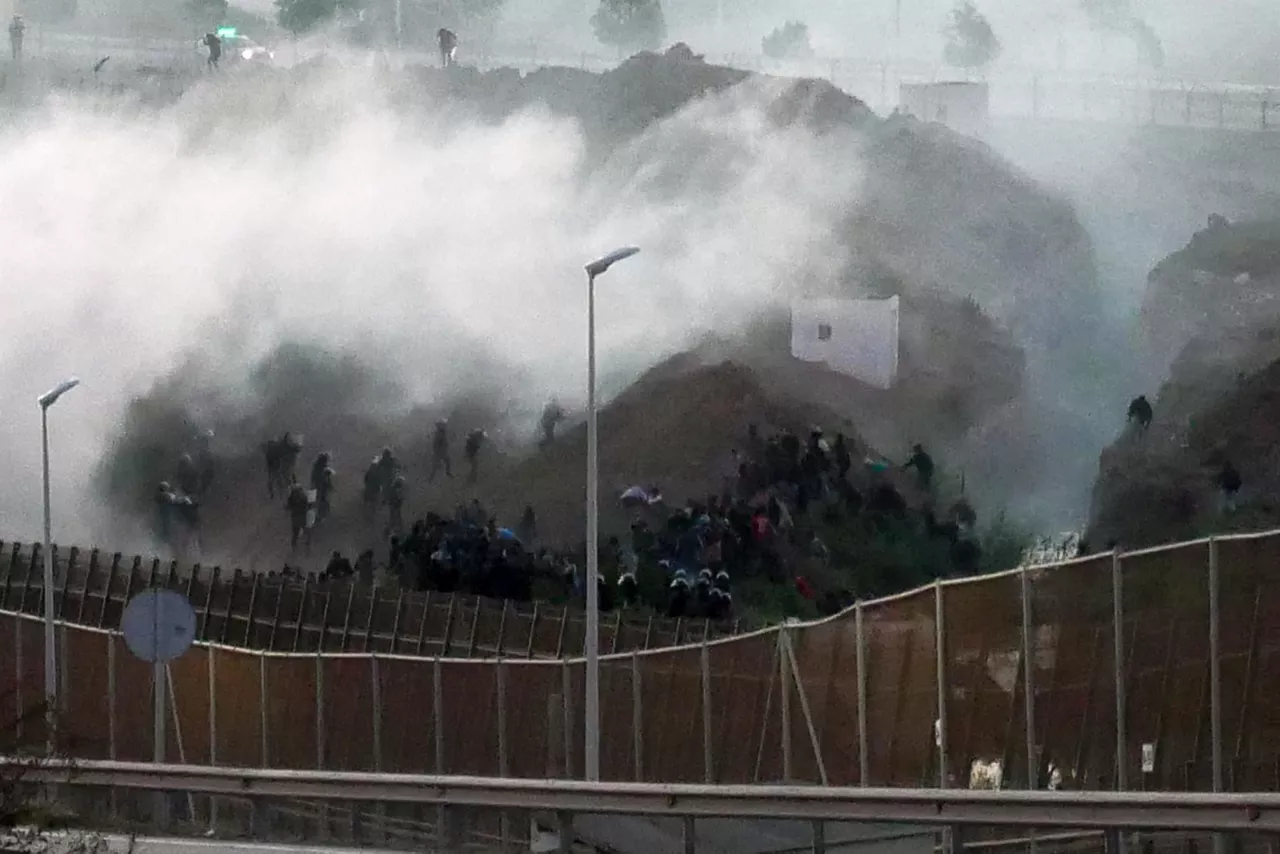 La Policía trata de impedir el salto masivo. Foto: EFE.