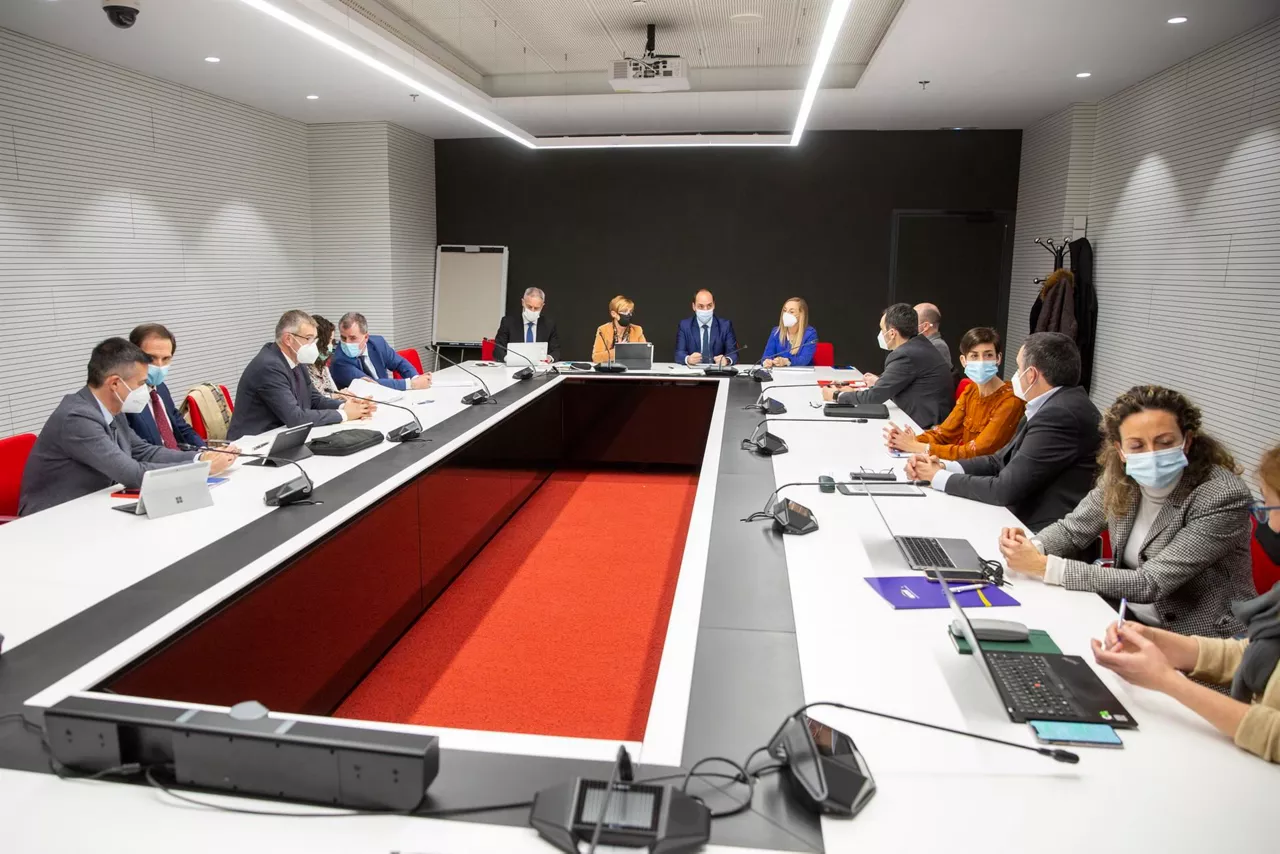 Reunión del Gobierno Vasco con representantes de los clústeres de Euskadi. Foto: EFE