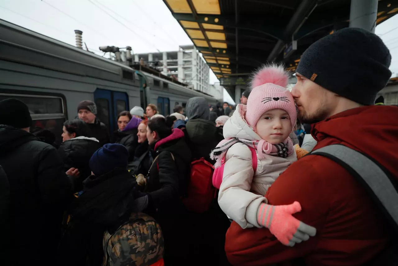 Hainbat pertsona Kieveko tren geltoki batean. Artxiboko argazkia: EFE.
