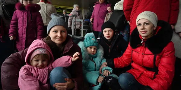 Errefuxiatuak Kieveko tren geltokian. EFE