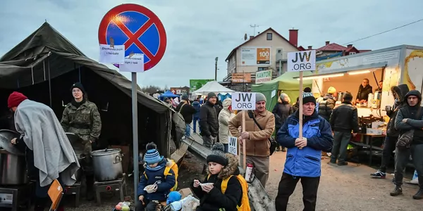 Errefuxiatuak Poloniako mugan. EFE
