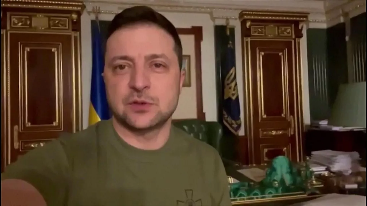 Zelenski presidentea bere sare sozialetara igotako bideo batetik hartutako irudian.