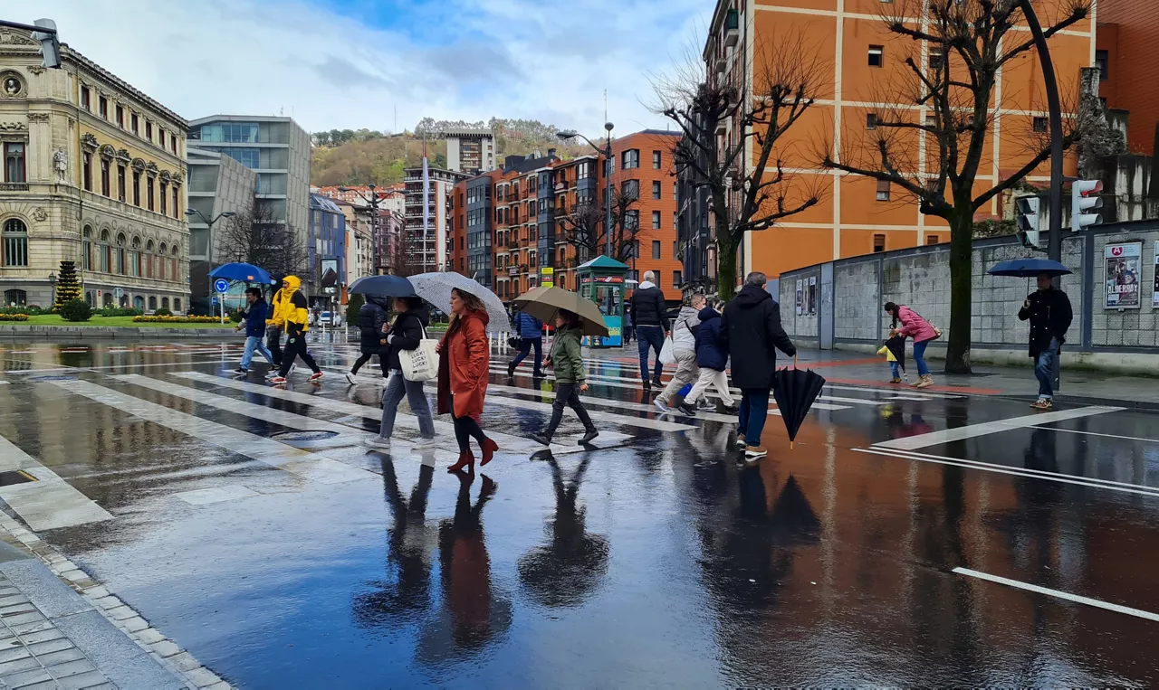 Gente jentea euria lluvia Bilbo Bilbao