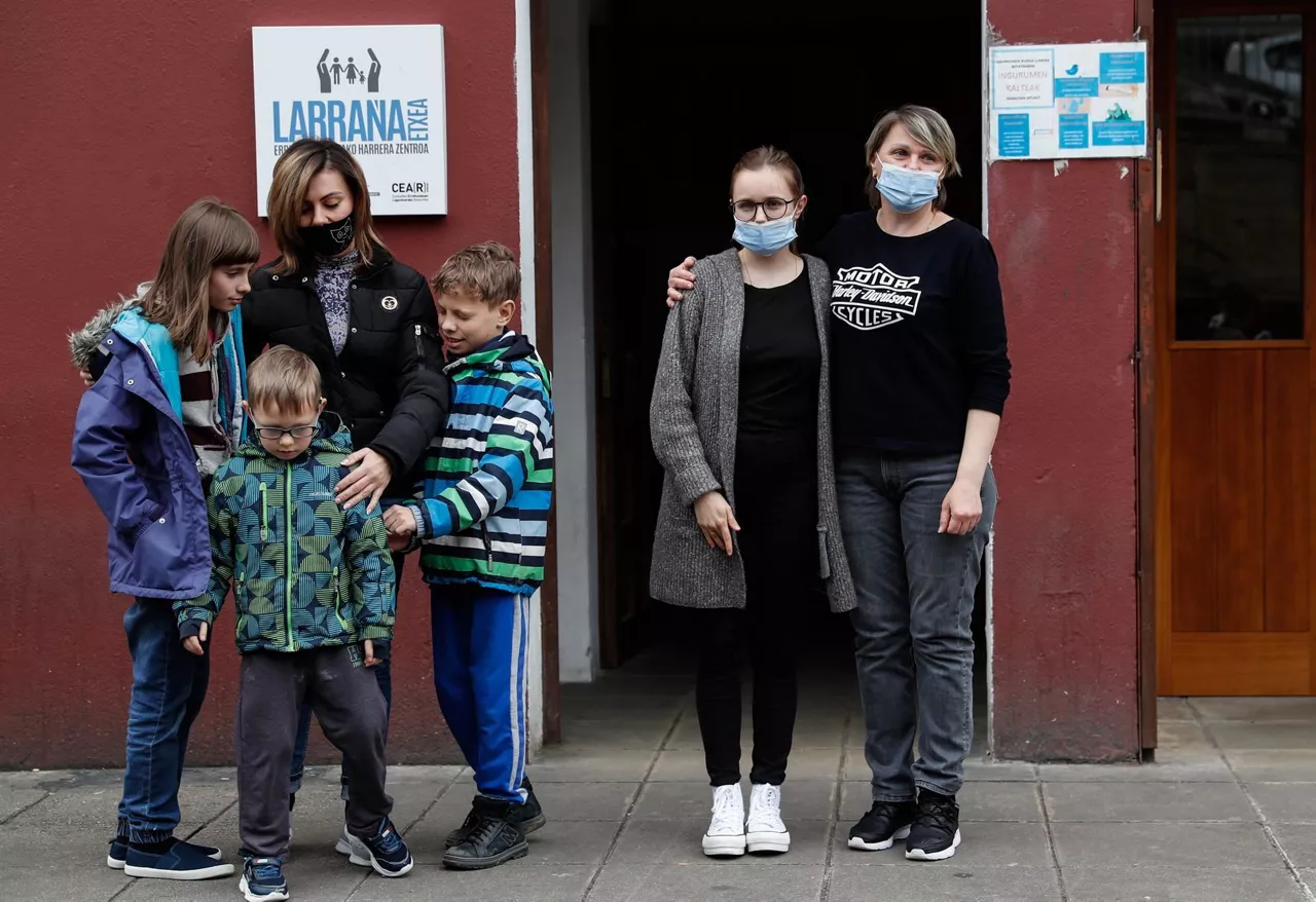 Las dos familias ucranianas que han sido acogidas en Oñati. Foto: EFE