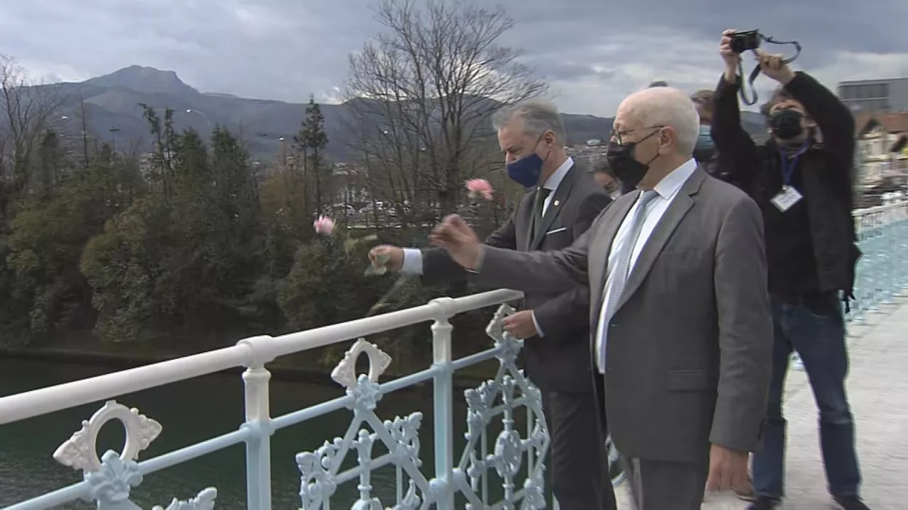 Urkullu eta Etchegaray, Santiago zubian. EiTBren bideo batetik hartutako irudia.