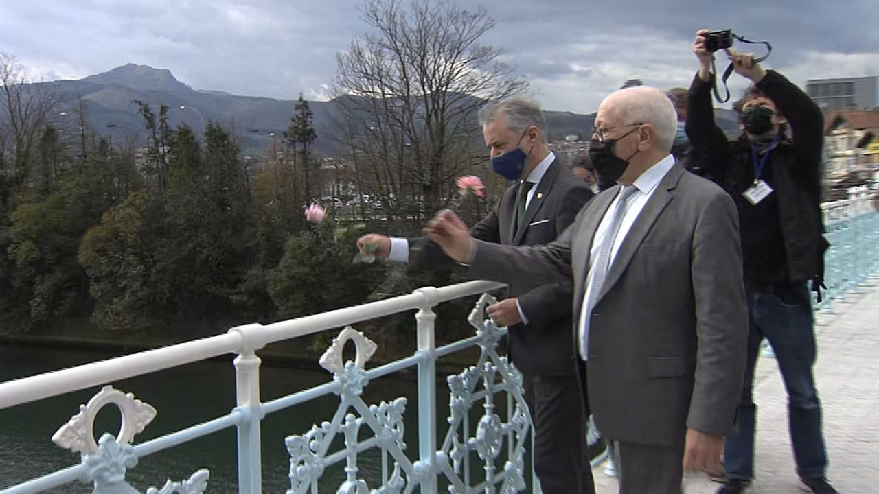 Lore eskaintza Irunen. EITB Mediaren bideo batetik ateratako irudia.