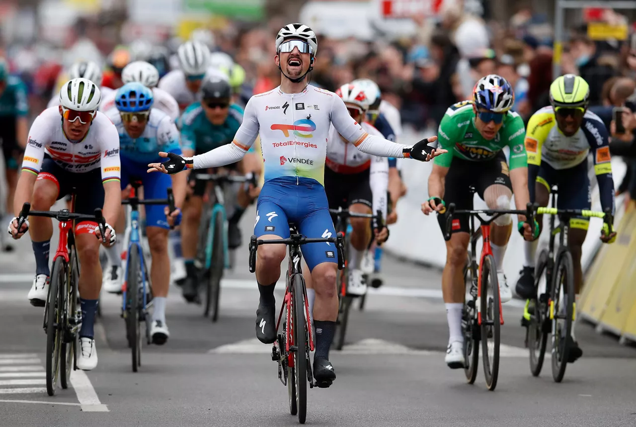 Mathieu Burgaudeau celebra su triunfo.