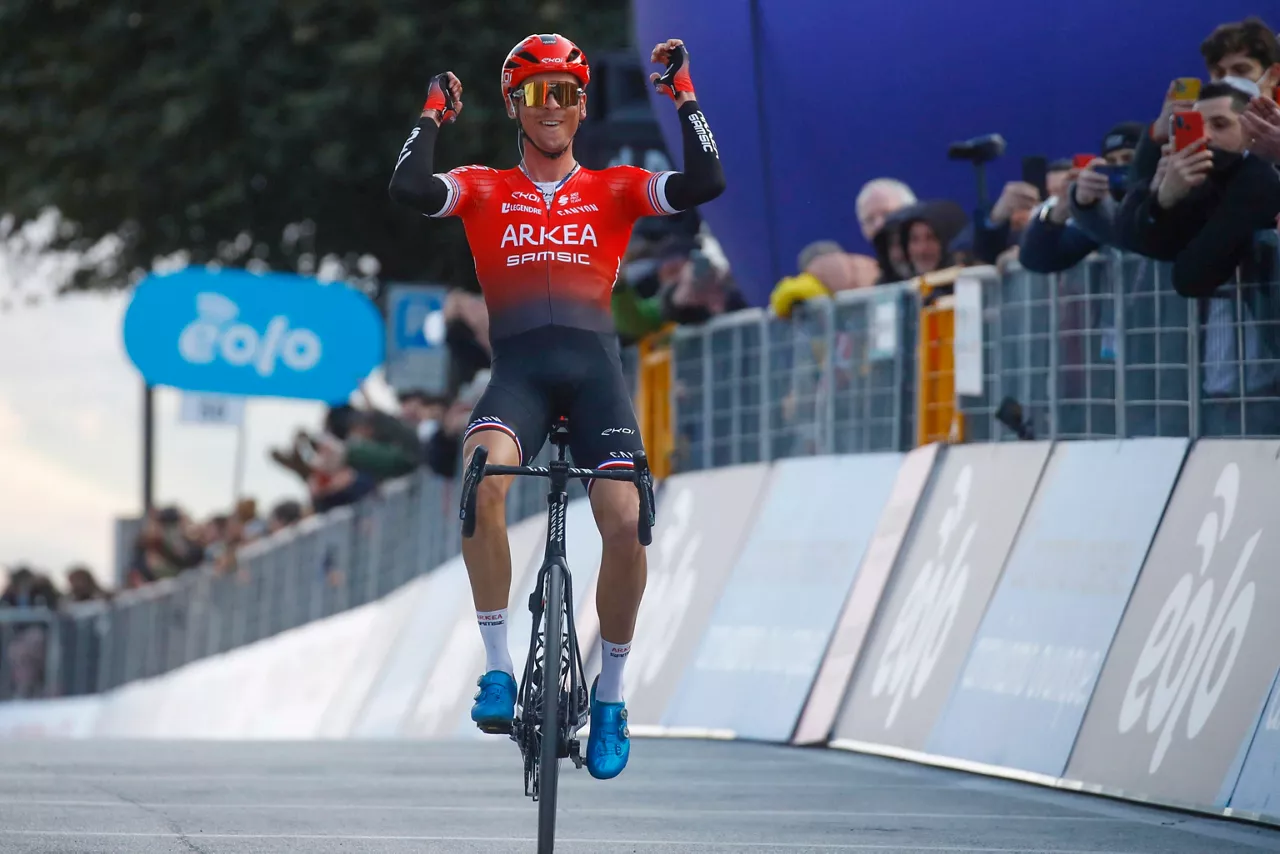 Warren barguil entra en meta en solitario.