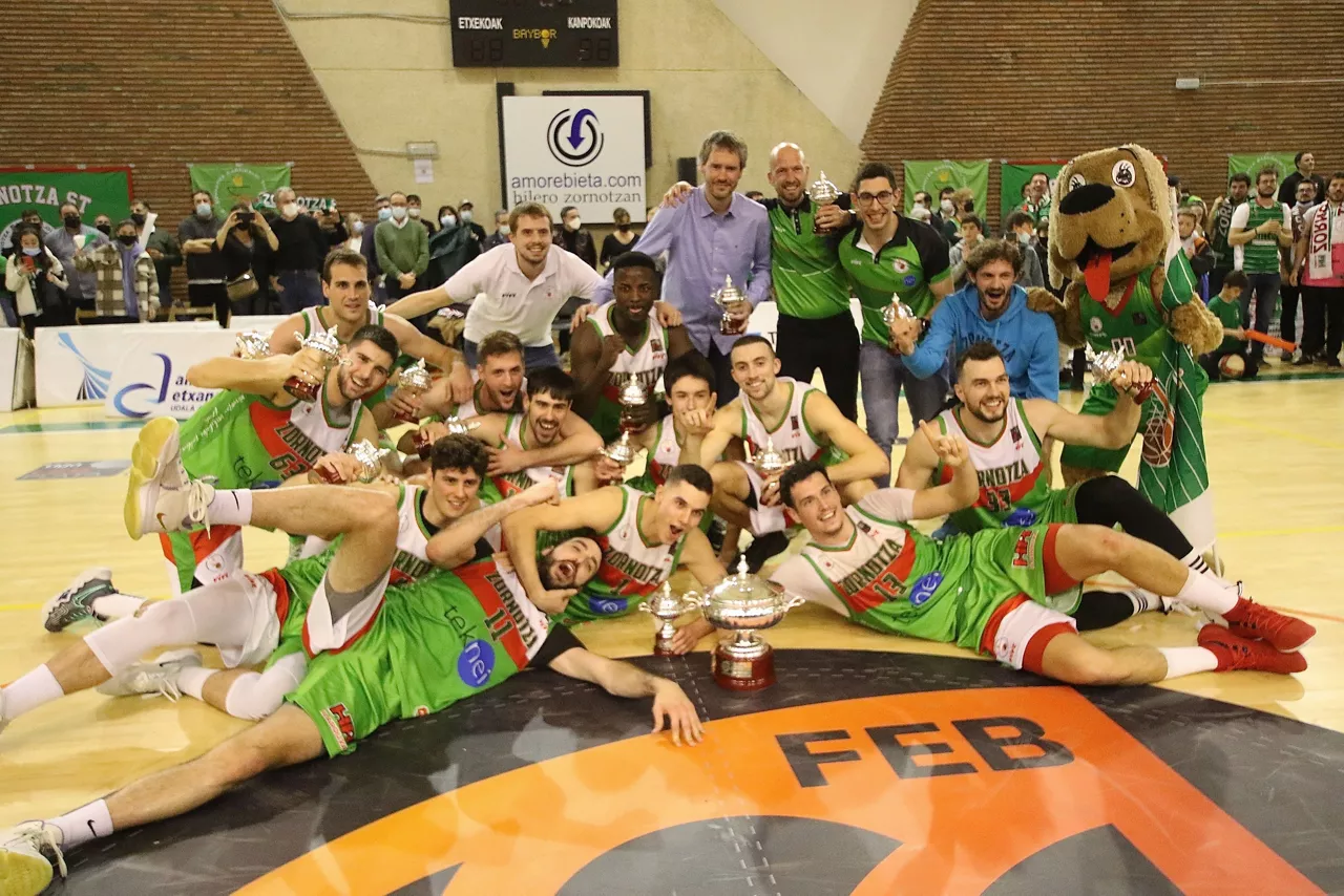 Teknei Zornotza ST taldeko jokalariak garaipena ospatzen garaikurrarekin