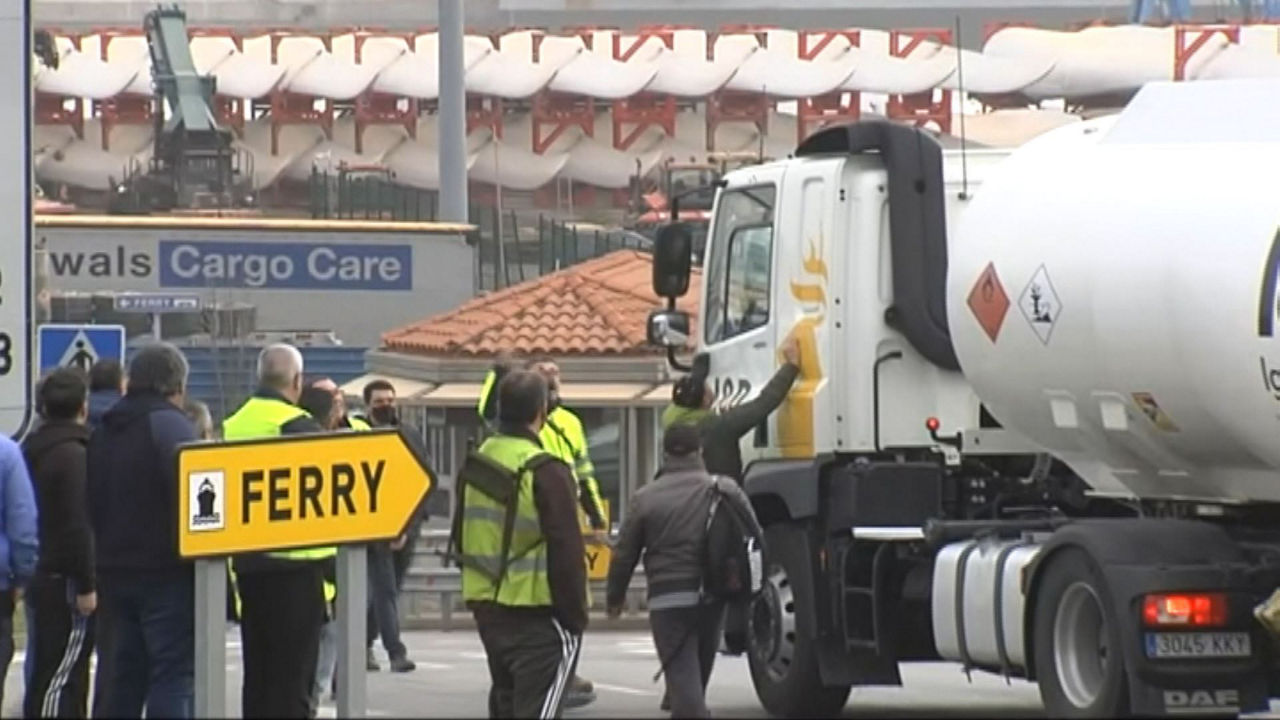 Piquetes en el puerto de Bilbao. Imagen obtenida de un vídeo de EITB Media.